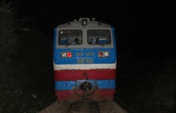 bat ngo lao qua duong sat nguoi dan ong bi tau hoa huc vang