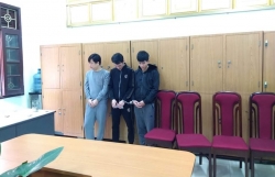 bat nhom doi tuong lap camera trong khach san quay len canh may mua de tong tien