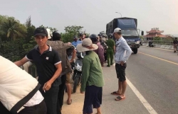 thanh nien bo xe tren cau di nhau ca lang hot hoang tim kiem