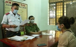 phat 10 trieu dong co gai rao ban thuoc khang sinh covid 19 tren facebook