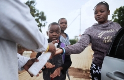 tro thanh o dich covid 19 lon nhat chau phi nam phi ban hanh lenh phong toa toan quoc