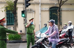 ha noi lap chot kiem soat de giam sat nguoi dan chap hanh viec cach ly xa hoi