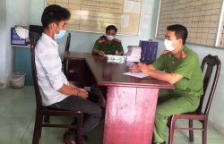 bat tam giam nguoi dan ong xuc pham tan cong can bo chot kiem soat covid 19