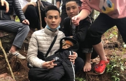 tim thay be trai hon 2 tuoi theo bo me di lam bi lac trong rung