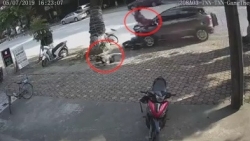 Ô tô mất lái hất tung 2 người đi xe máy lên vỉa hè ở Thái Nguyên