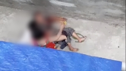 ha noi nguoi phu nu bi cho du lao vao can xe kinh hoang