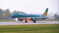 may bay cua vietnam airlines phai ha canh khan cap do nu hanh khach vo tui nguc phau thuat tham my