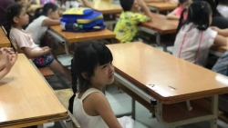 hoc sinh lop 1 bo ngo om chat cha me trong ngay dau tien di hoc