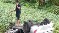 phat hien taxi lat ngua duoi muong nuoc tai xe tu vong