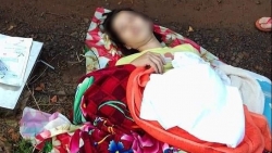 san phu sap sinh bi tai xe taxi duoi xuong giua duong vi so xui xeo