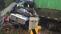 Sơn La: Xe tải tông trực diện xe đầu kéo, tài xế văng ra ngoài tử vong