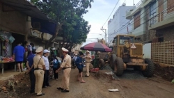 trung ta cong an bi xe ui can tu vong khi dang kiem tra ong nuoc