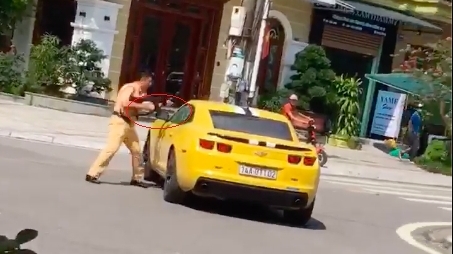 Video: CSGT dùng súng đập vỡ kính xe sang, khống chế tài xế vi phạm