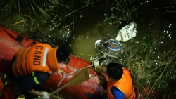 Tìm thấy thi thể nạn nhân bị container hất văng từ cầu Thanh Trì xuống sông Hồng