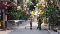 ha noi thanh nien dam tu vong 2 nu sinh roi nhay lau tu van