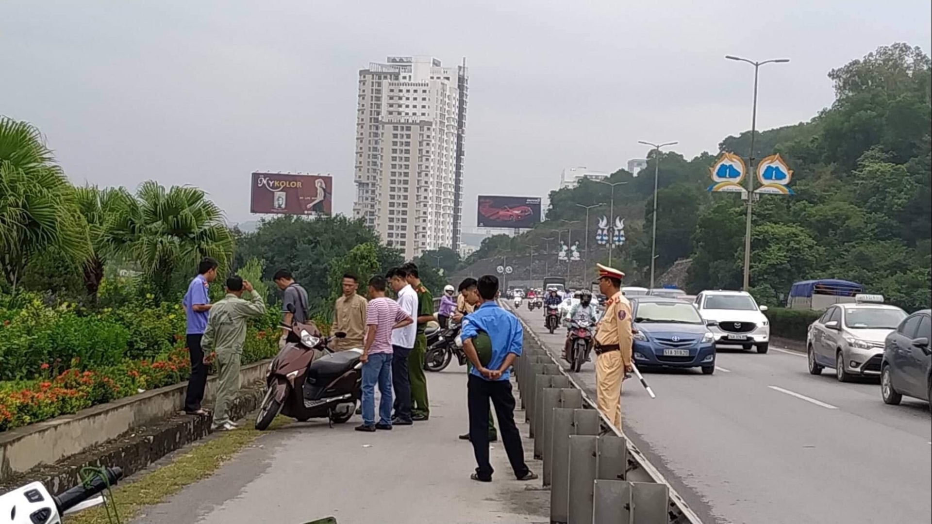 Truy tìm đối tượng chặn đường đâm một phụ nữ trọng thương trên cầu Bãi Cháy