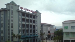 mau thuan tren giang duong nam sinh dung dao dam ban tu vong