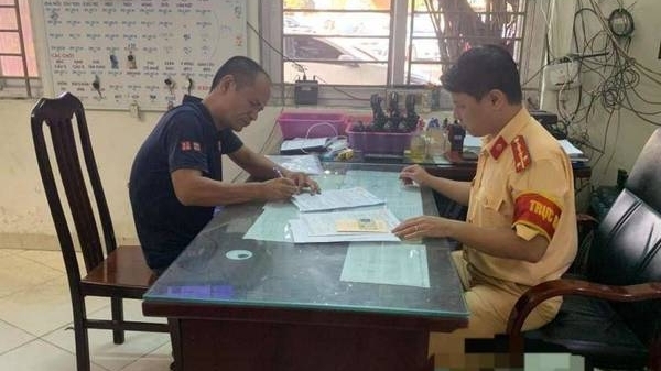 Tài xế không nhường đường cho xe cứu hỏa bị phạt 2,5 triệu đồng