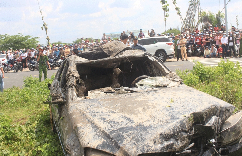 phu nu mang thai cung 2 nguoi khac chet trong xe mercedes duoi kenh ba ngot my tho