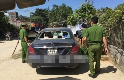 lo dien chu xe mercedes co vet mau bi dap pha bo ven duong