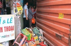 thung xe container roi de trung 2 nguoi di duong