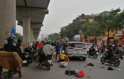 ha noi o to con tong lien hoan tren pho ho tung mau nhieu nguoi nhap vien