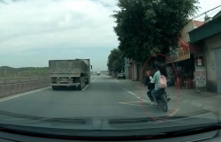 clip doi nam nu di exciter phong bat mang va cham voi xe tai 2 nguoi thuong vong