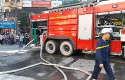 nha 8 tang tren pho trung kinh chay lon giua trua