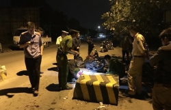 tong vao cot be tong chan xe tai do trom rac 2 me con thuong vong