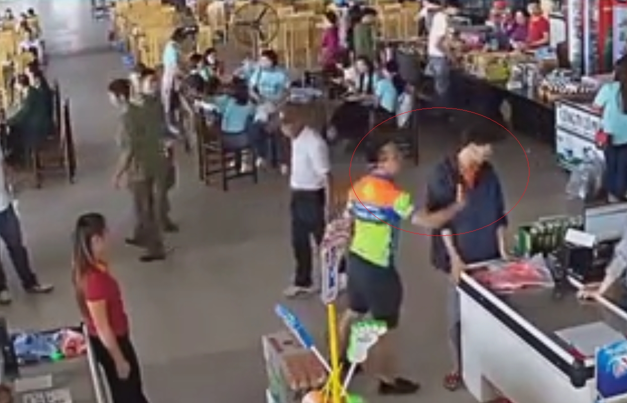 cong an thai nguyen len tieng vu ong bo nem xuc xich tat nhan vien quay thu ngan