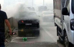 ha noi dang luu thong o to mercedes bat ngo boc chay tren duong vanh dai 3