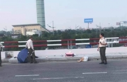 khong doi mu bao hiem om cua voi toc do cao 2 nguoi phu nu di xe may thuong vong gan san bay noi bai