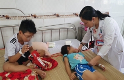 nghi an mau thuan gia dinh me cho 4 con uong thuoc diet co