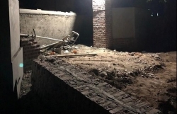 sap cong nha dang thi cong 2 tho xay tu vong