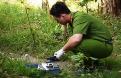 chong giet vo mang thai roi dim xuong nuoc phi tang