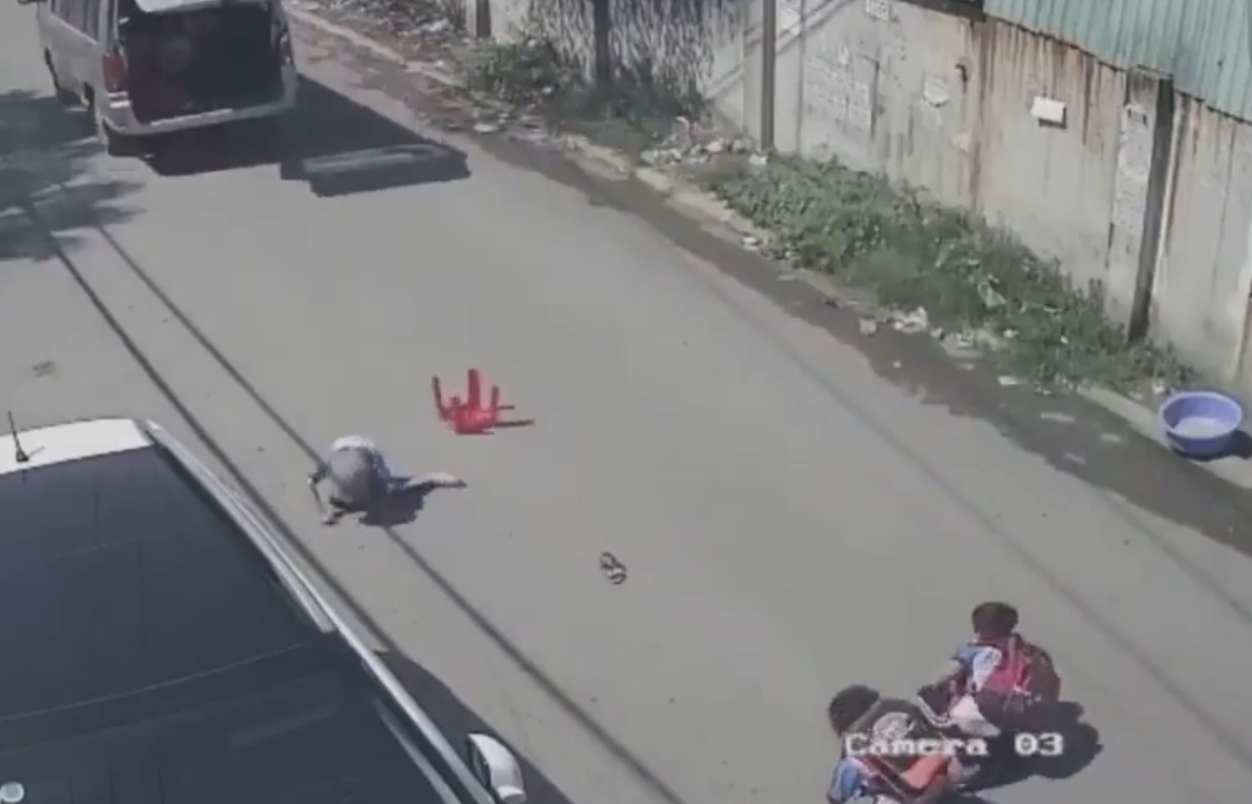 thot tim xe dua don hoc sinh om cua hat vang 3 em nho xuong duong