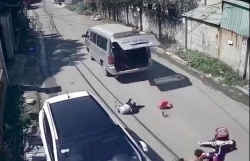 vu 3 hoc sinh bi hat vang xuong duong tai xe cai chot cua xe chua chat