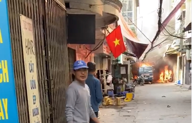 ha noi no binh gas gay chay du doi tren pho bui ngoc duong