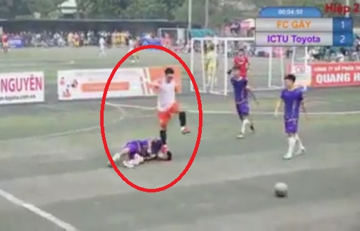 dam len mat doi thu cau thu bi cam thi dau 2 mua giai