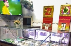 vo chong chu tiem vang bi ten cuop dung bua tan cong khi dang xem tran viet nam va singapore