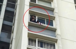 thot tim be gai ngoi vat veo ngoai ban cong tang 6 chung cu ecopark gao khoc goi me