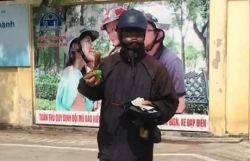 clip doi tuong nguoi mac do den cam dau ga xuc xich danh nhan vien hieu thuoc