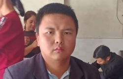 thanh nien trung quoc to bi ban gai viet cung ba moi lua sach tien