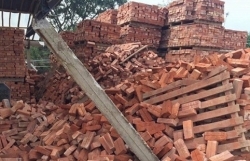 chong gach cao 5m bat ngo do sap 4 nguoi thuong vong