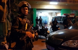 giam doc vu hong van cung hon 100 canh sat bao vay benh vien khong che nhom tin dung den