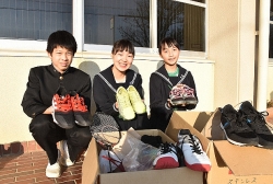 Cậu bé gốc Việt với chiến dịc‌h thu thập giày đá bóng cho các bạn nhỏ khó khăn ở Việt Nam