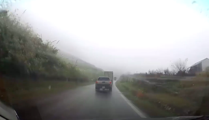 video oto lan lan de vuot suyt dam vao xe doi dien