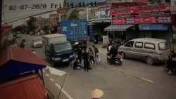video vuot au bi xe container va xe tai kep giua 2 thanh nien nga dau don