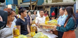 su quan viet nam tang qua gia dinh goc viet sau vu hoa hoan o phnom penh