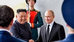 Ông Kim Jong-un bắt tay Tổng thống Putin để "nhắc nhở" Mỹ?